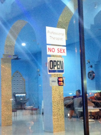 Zur Sicherheit in Pattong mal Außen im Massageladen aufgehangen: No Happy end :D